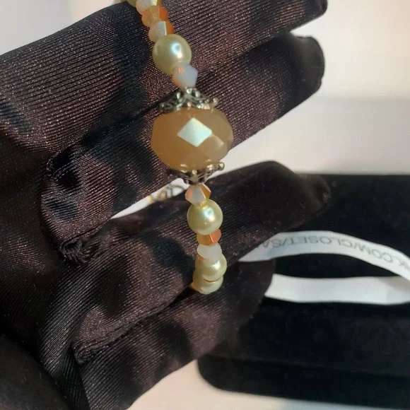 CHAMPAGNE DAWN — Handcrafted Glass Pearl & Faceted Bead Bracelet with Leaf Charm - Picture 4 of 4